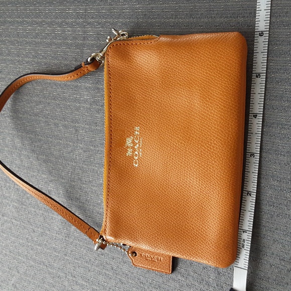 Coach Corner Zip Wristlet 6 x 4"  Excellent Condition - Picture 6 of 7